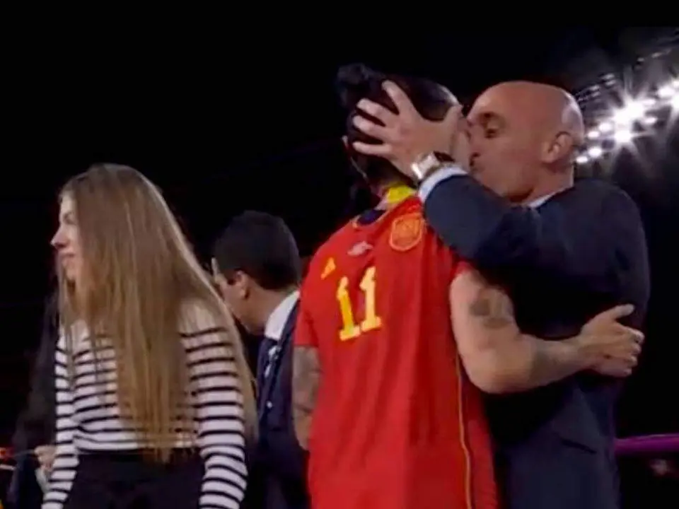 Beso Rubiales a Jennifer Hermoso vía RTVE
