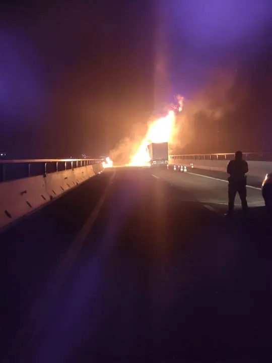 Camión ardiendo en la A-52