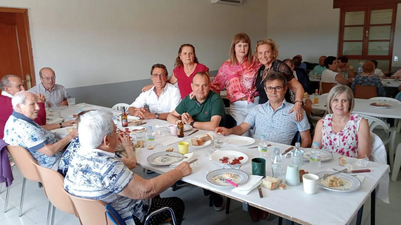 La asociación de jubilados de Santibáñez de Tera celebra su comida anual (1)
