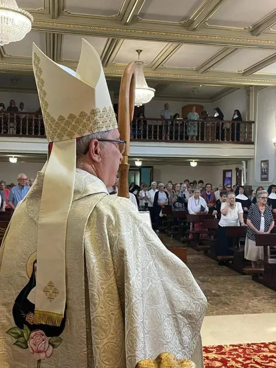 El obispo de Zamora, Fernando Valera, en la eucaristía en honor a La congregación de las Hermanitas de los Ancianos Desamparados celebran medio siglo de vida y dedicación. Fotografía: Diócesis de Zamora