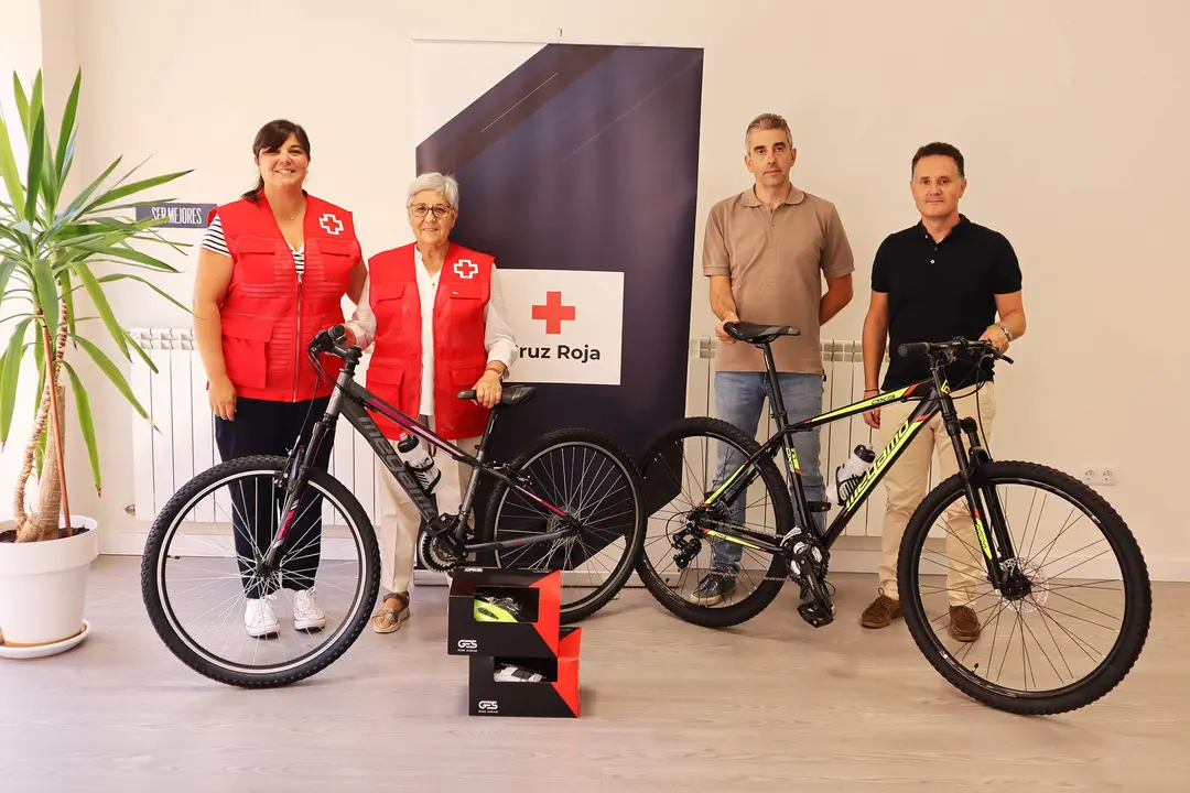 Momento de la entrega de bicicletas a Cruz Roja en Zamora