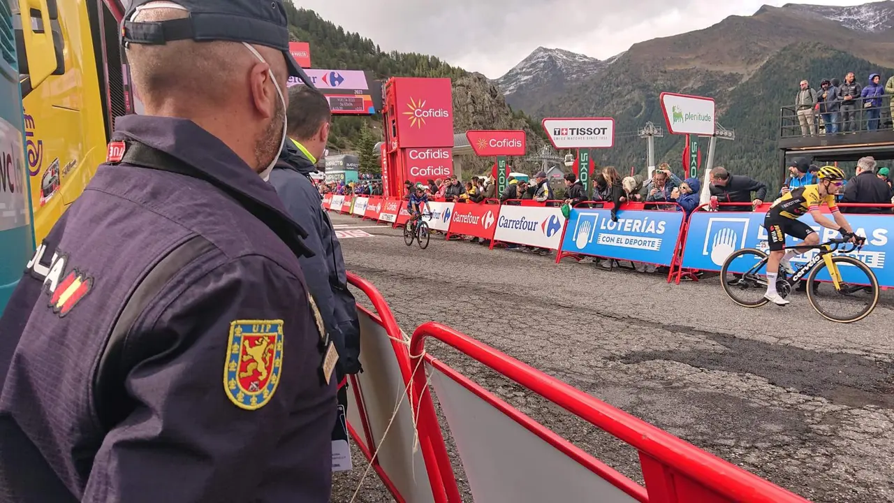 La Policía Nacional vela por la seguridad de La Vuelta Ciclista
