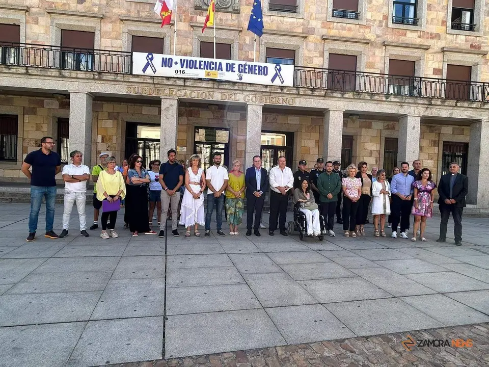 Minuto de silencio por el último caso de violencia de género a las puertas de la Sulbedelagción de Zamora
