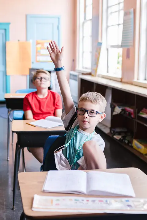 Niño con gafas