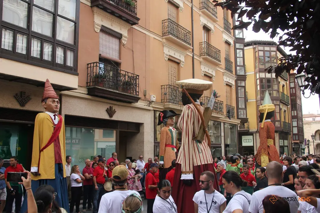 Los Gigantes y Gigantillas de la Ciudad de Zamora pasean por el centro de la ciudad dentro del Festival de Folklore Zamora 2023_40 - copia