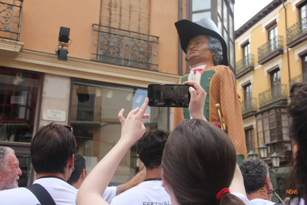 Los Gigantes y Gigantillas de la Ciudad de Zamora pasean por el centro de la ciudad dentro del Festival de Folklore Zamora 2023_38 - copia