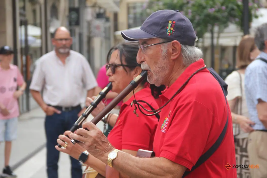 Los Gigantes y Gigantillas de la Ciudad de Zamora pasean por el centro de la ciudad dentro del Festival de Folklore Zamora 2023_37 - copia