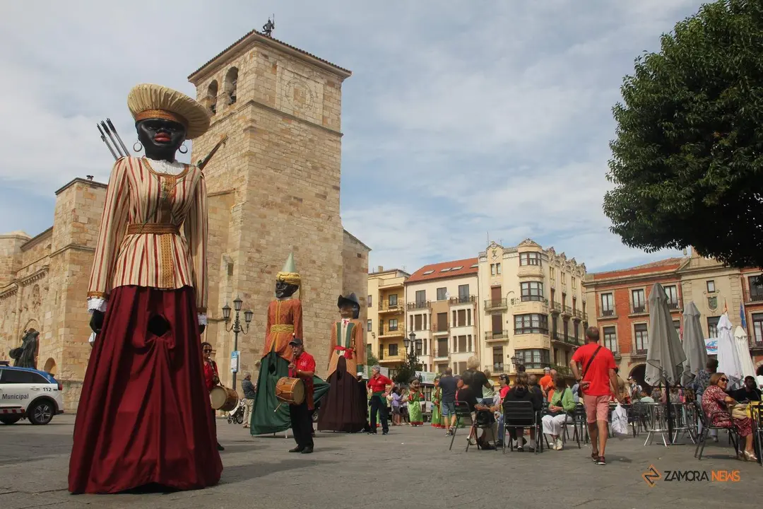Los Gigantes y Gigantillas de la Ciudad de Zamora pasean por el centro de la ciudad dentro del Festival de Folklore Zamora 2023_29 - copia