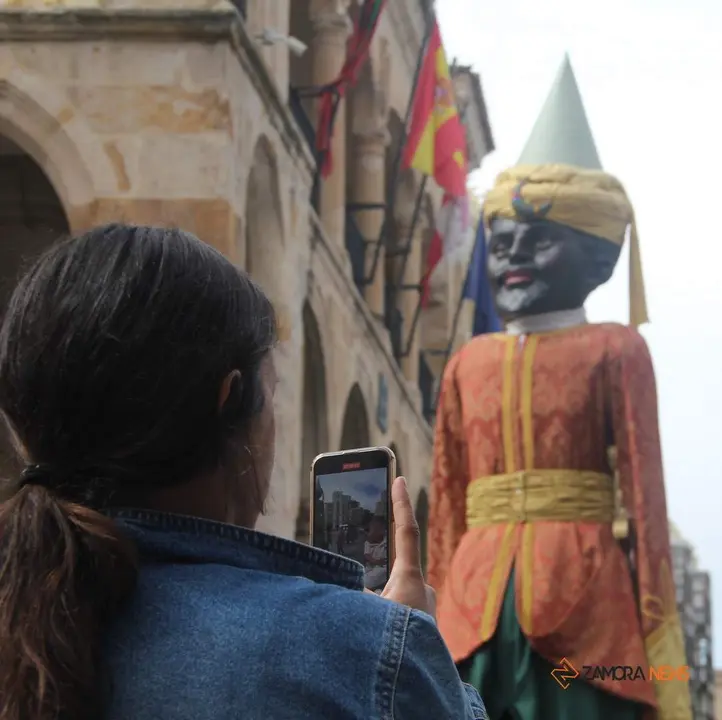 Los Gigantes y Gigantillas de la Ciudad de Zamora pasean por el centro de la ciudad dentro del Festival de Folklore Zamora 2023_31