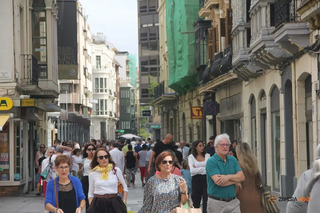 La calle Santa Clara llena de zamoranos y visitantes