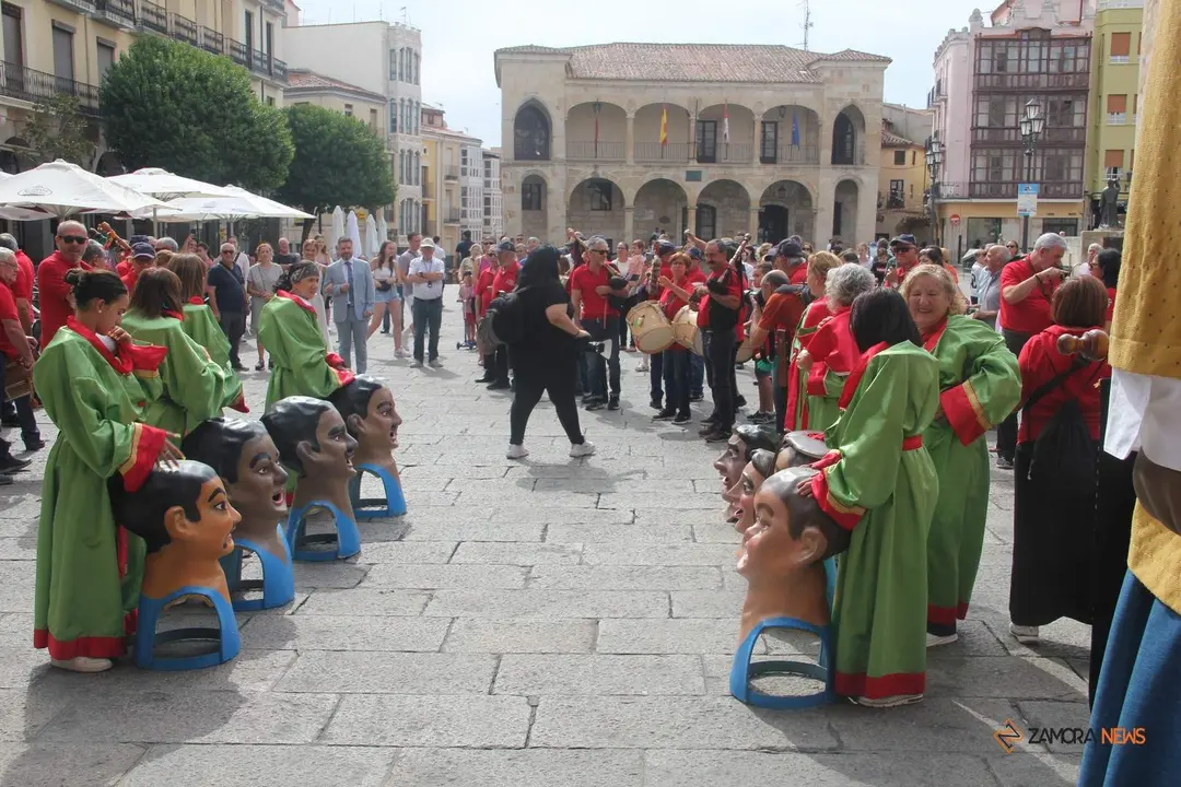 Boda civil al paso de los Gigantes y Gigantillas de la Ciudad de Zamora
