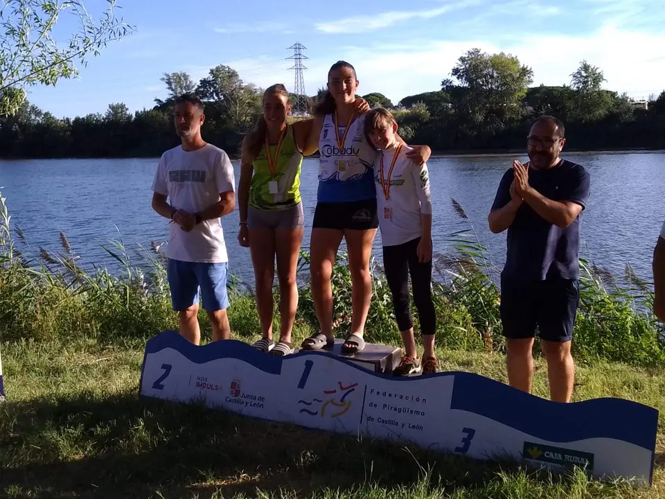 Ariadna Fernández en el podio con la medalla de bronce