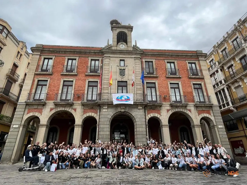 Los grupos populares participantes en el FIF Zamora durante el recibimiento del Ayuntamiento de Zamora_3