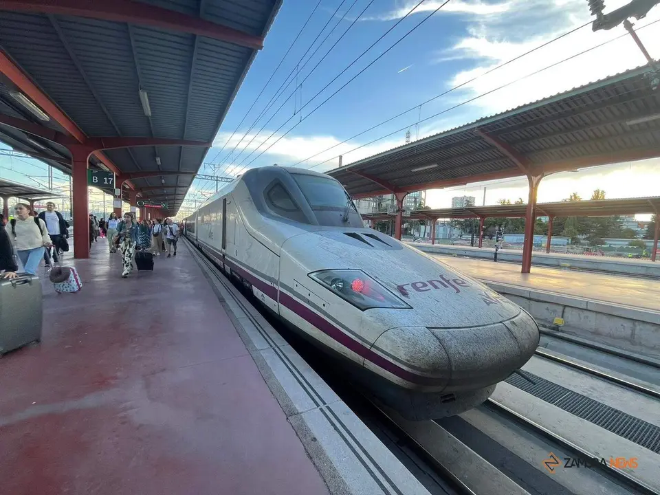 Tren Renfe en la estación de Zamora
