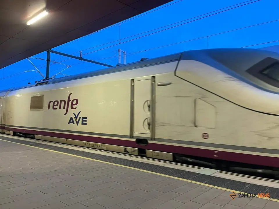 Tren Renfe en la estación de Zamora