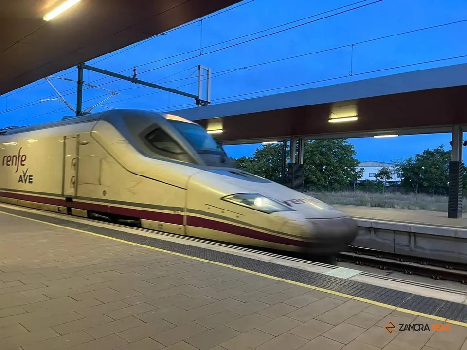 Tren Renfe en la estación de Zamora