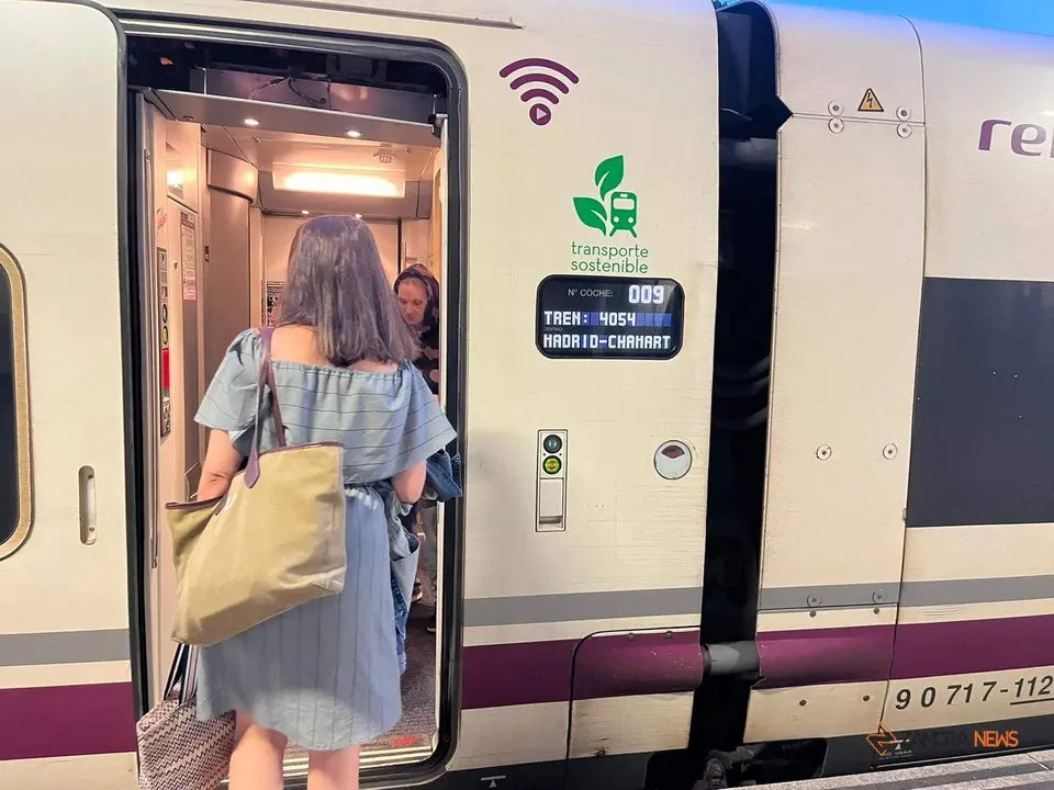 Tren Renfe en la estación de Zamora