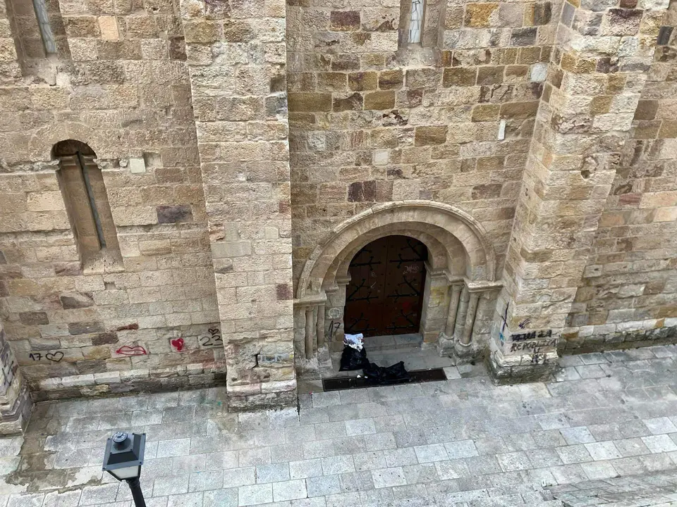Basura y grafitis en la puerta de la Iglesia vía Somos Zamora