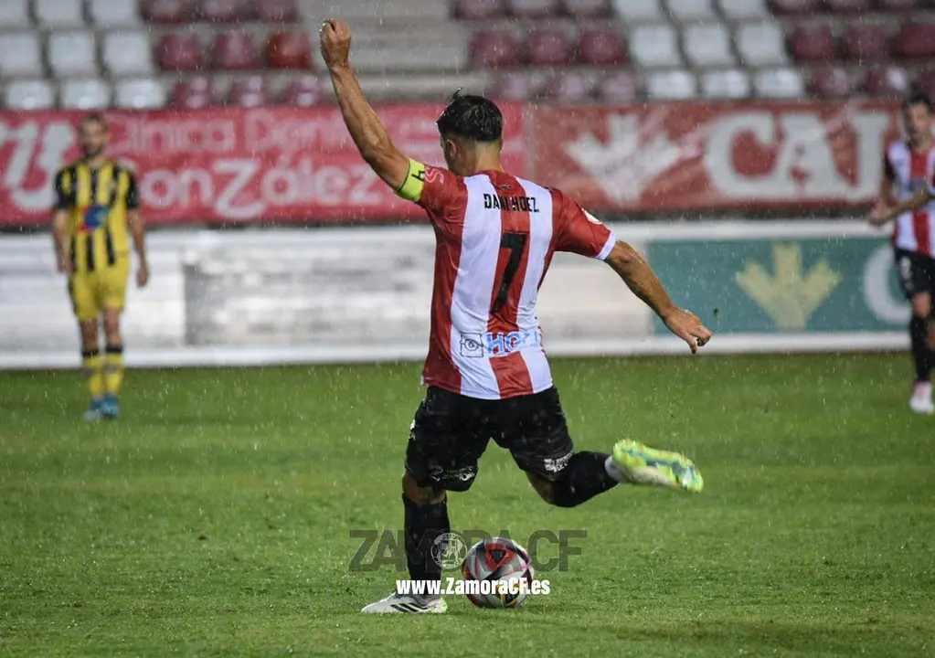 Dani Hernández ante el CD Cayón. Imagen Zamora CF