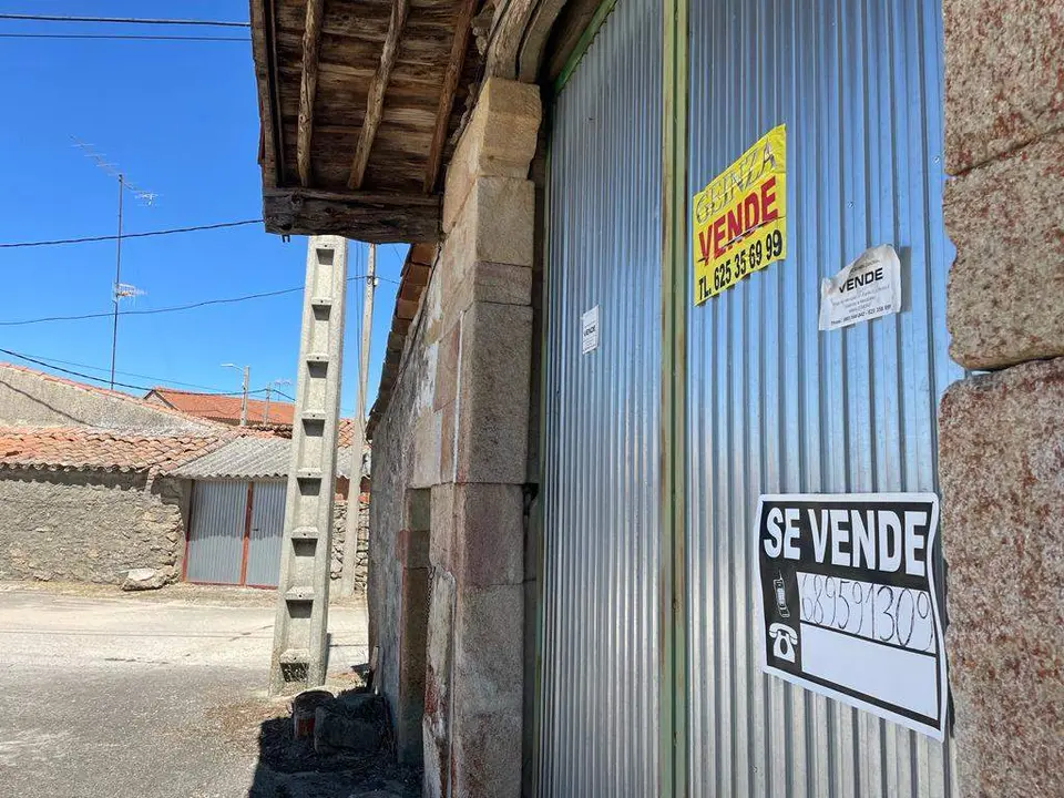 Vivienda en venta en el medio rural. Imagen de archivo