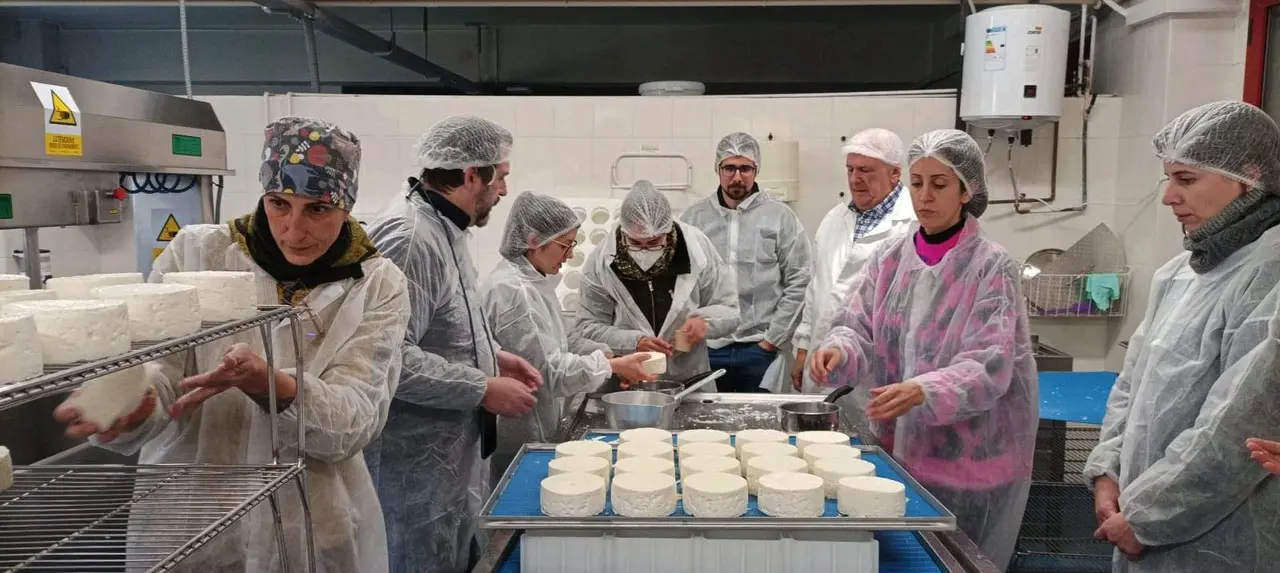 Cursos de la Fundación Escuela Internacional de Industrias Lácteas. Fotografía: Facebook