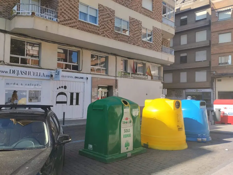 Contenedores en la Plaza del Cuartel Viejo. Fotografía de archivo