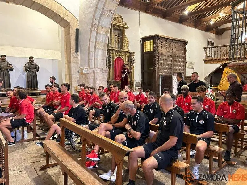 Ofrenda Floral de los jugadores del Zamora CF a la concha_2