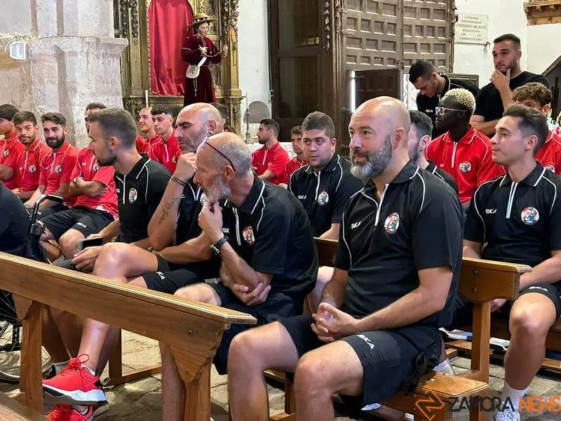 Ofrenda Floral de los jugadores del Zamora CF a la concha_3