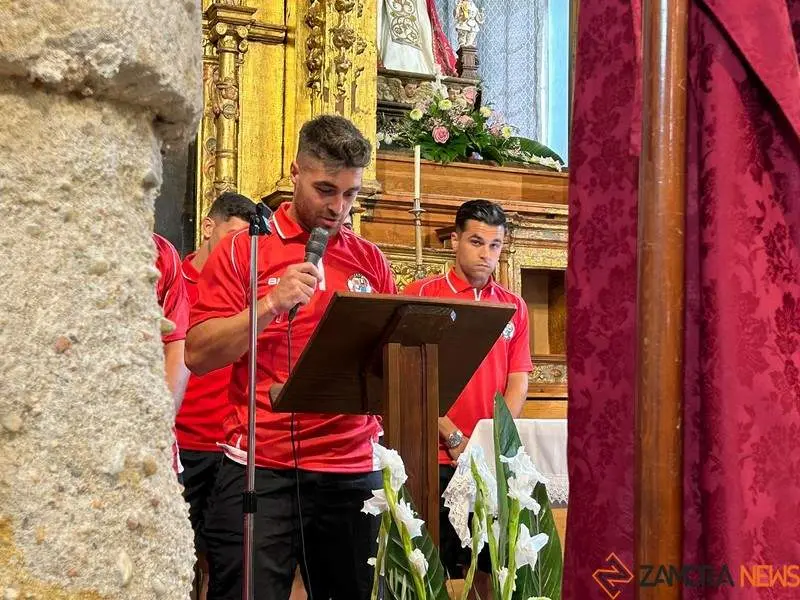 Ofrenda Floral de los jugadores del Zamora CF a la concha_4