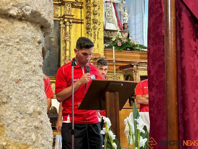 Ofrenda Floral de los jugadores del Zamora CF a la concha_6