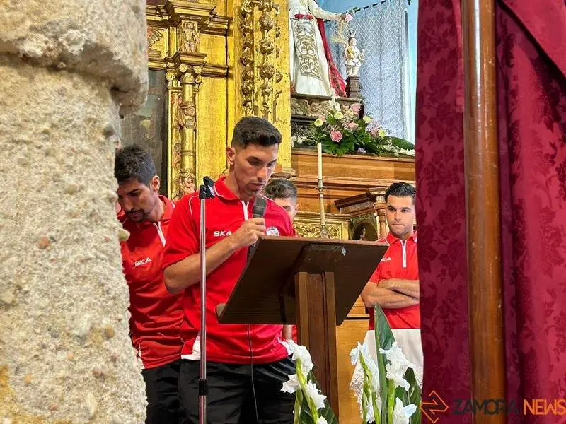 Ofrenda Floral de los jugadores del Zamora CF a la concha_8