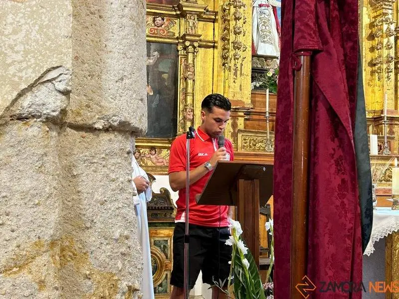 Ofrenda Floral de los jugadores del Zamora CF a la concha_11