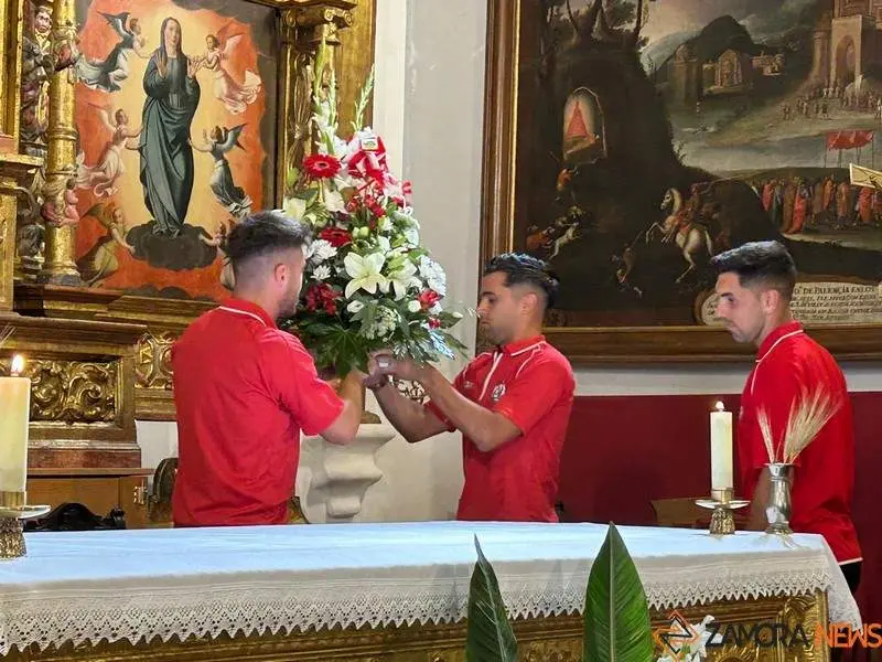 Ofrenda Floral de los jugadores del Zamora CF a la concha_12