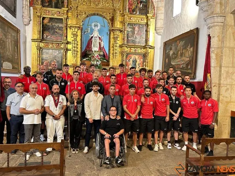 Ofrenda Floral de los jugadores del Zamora CF a la concha_14