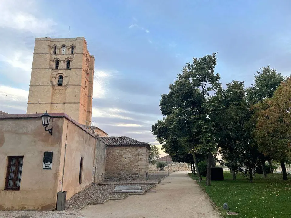Torre de la Catedral de Zamora en la zona de los jardines del Castillo