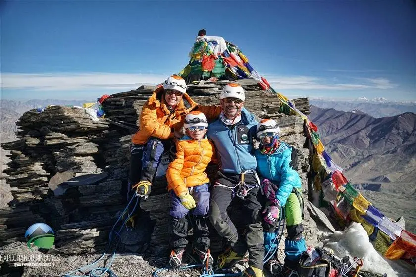 Familia Jiménez Rubio en la cima del Himalaya. Fotografía: Explorando rincones