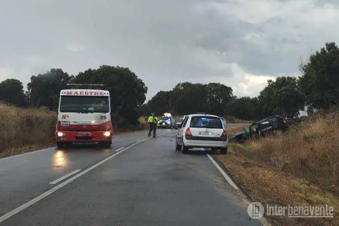 Colisión de dos turismos. Imagen Interbenavente