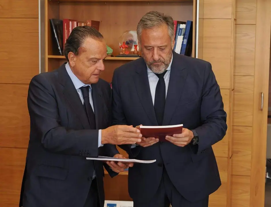 Esta mañana el presidente de las Cortes de Castilla y León, Carlos Pollán, ha recibido al Pleno del Consejo de Cuentas encabezado por su presidente, Mario Amilivia, que le ha hecho entrega de la Memoria de Actividades correspondiente a 2022
