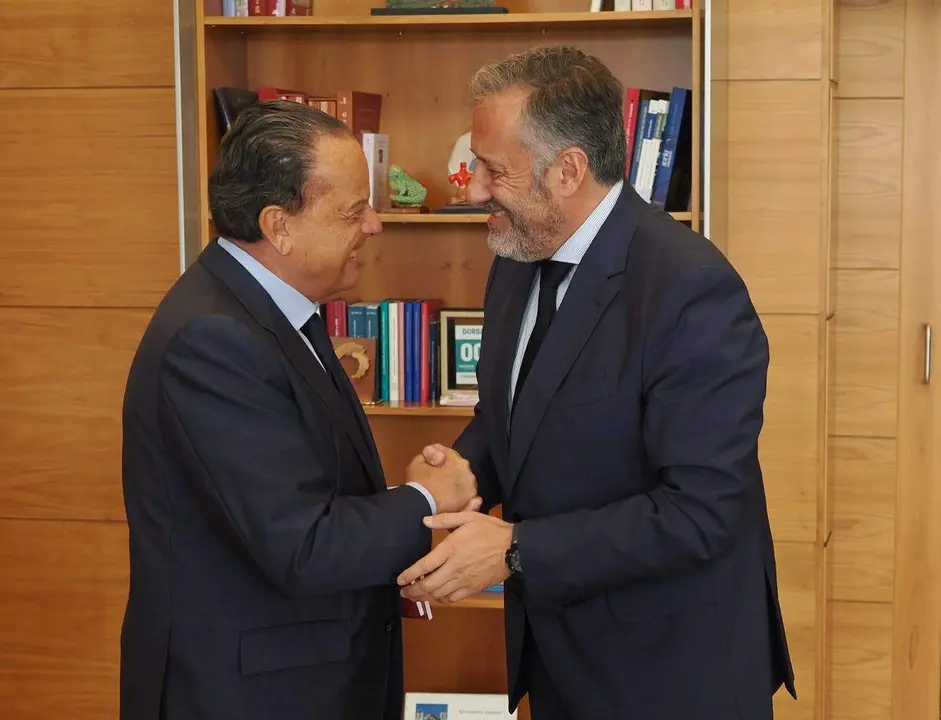 Esta mañana el presidente de las Cortes de Castilla y León, Carlos Pollán, ha recibido al Pleno del Consejo de Cuentas encabezado por su presidente, Mario Amilivia, que le ha hecho entrega de la Memoria de Actividades correspondiente a 2022