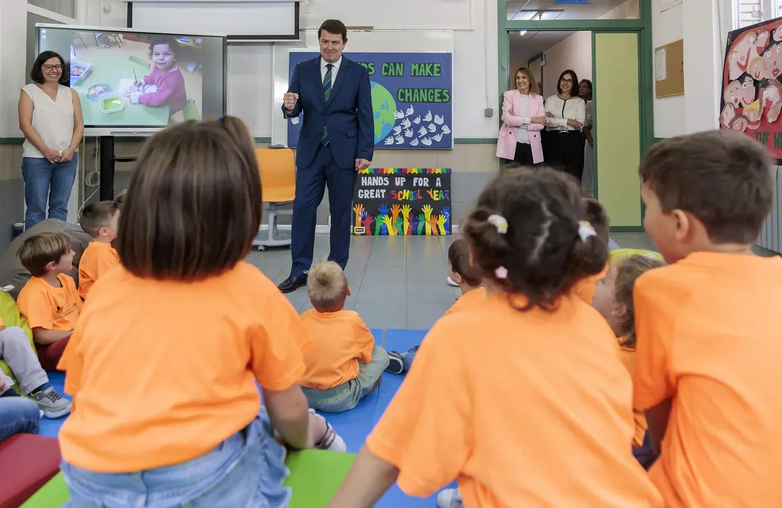 Mañueco junto con niños