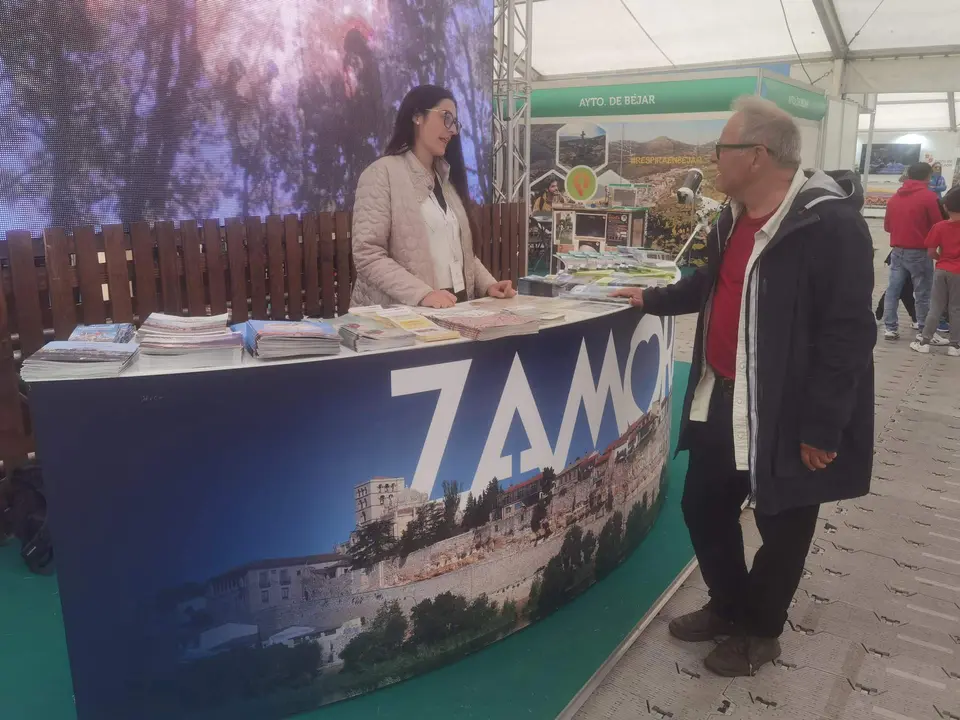 Concejal de Turismo en el stand de Zamora