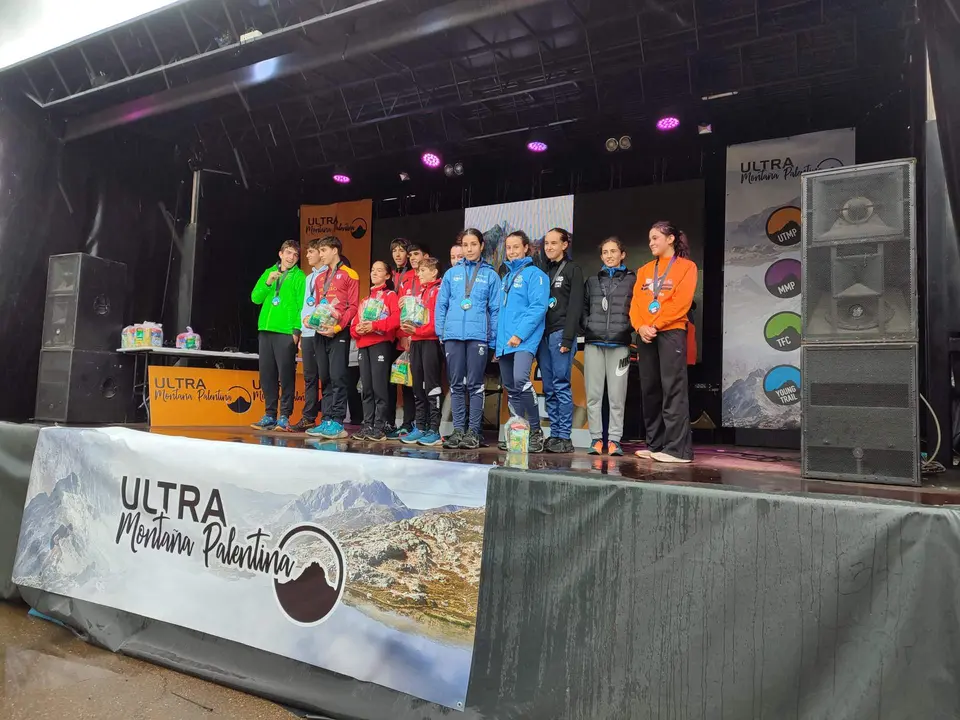 podium con las integrantes del CD Benavente Atletismo