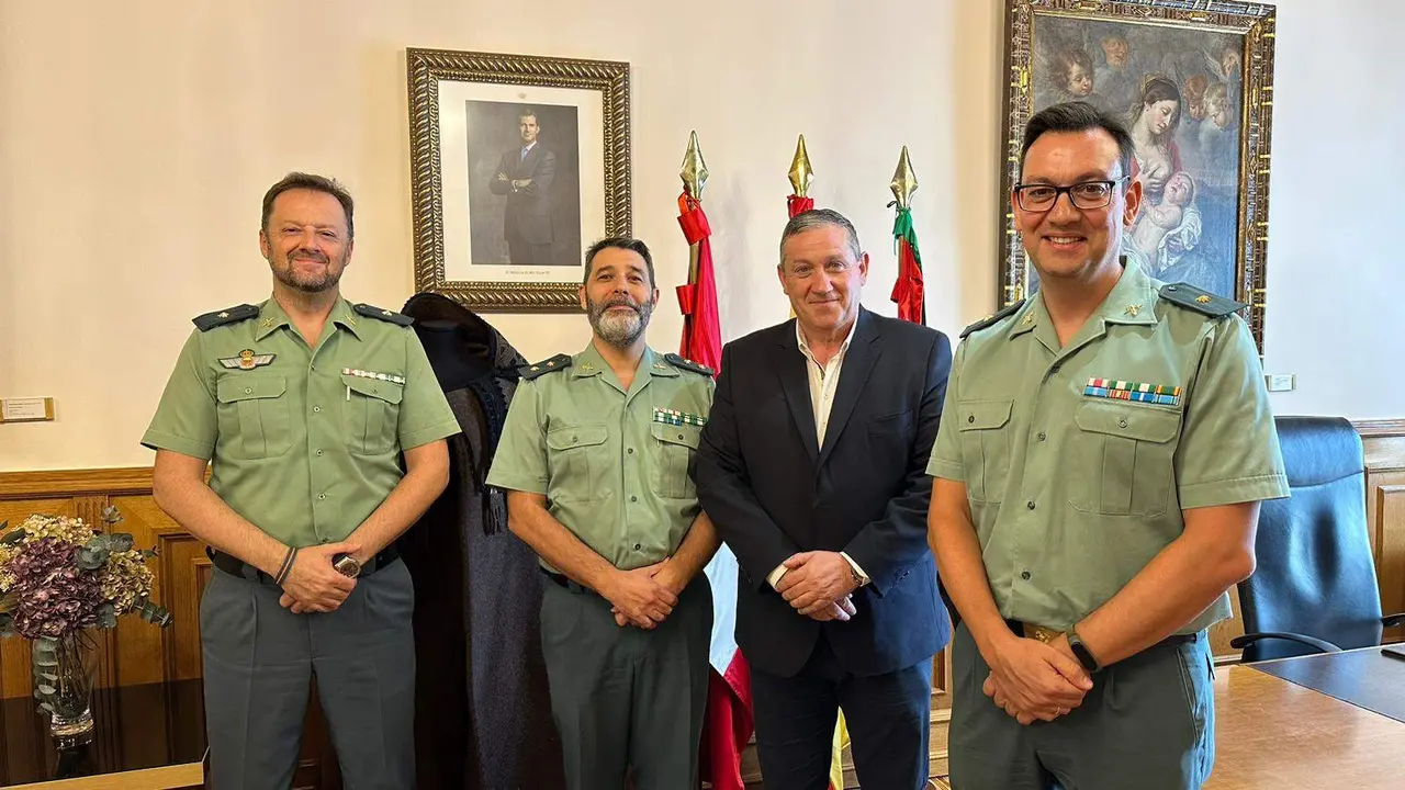 El presidente de la Diputación de Zamora, Javier Faúndez Domínguez, ha mantenido hoy una reunión con el teniente coronel jefe de Comandancia de Zamora, Héctor David Pulido García; el comandante Jesús José González Tejada, jefe de Operaciones de la comandancia; y el comandante Pedro Matellán, jefe de Personal y Apoyo