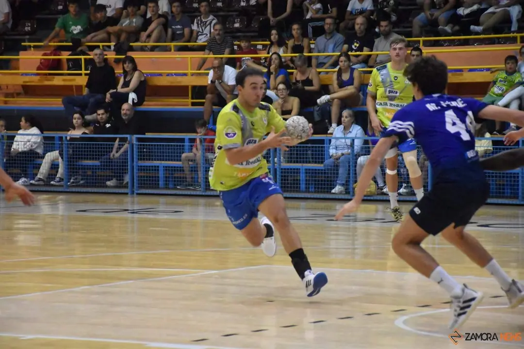 Andrés Pérez frente a Alcobendas en el trofeo Manuel Camba