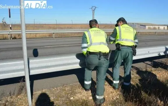 Agentes de la Guardia Civil en una actuación anterior vía Salamancartvaldia.es