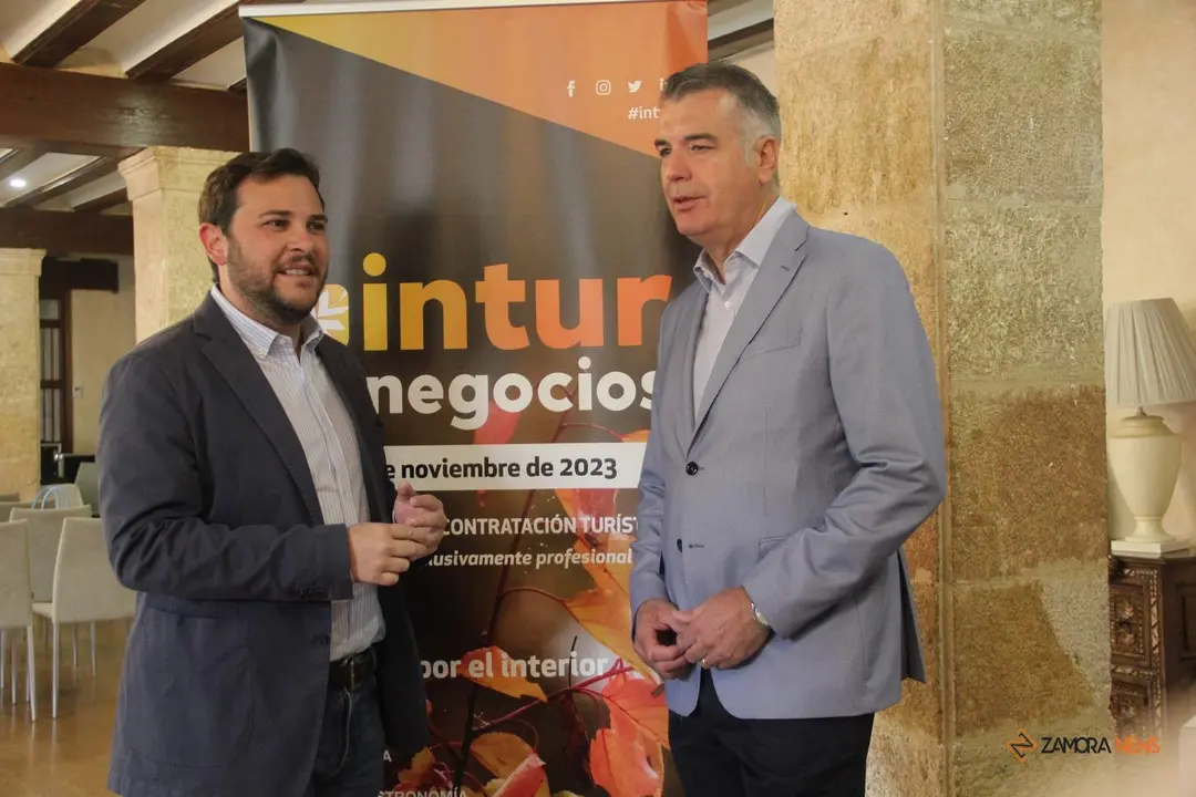 El vicepresidente primero de la Diputación y diputado de Educación, Cultura y Turismo, Víctor López de la Parte, junto al director de la Feria de Valladolid, Alberto Alonso en la presentación de Intur Negocios a los empresarios del turismo zamorano