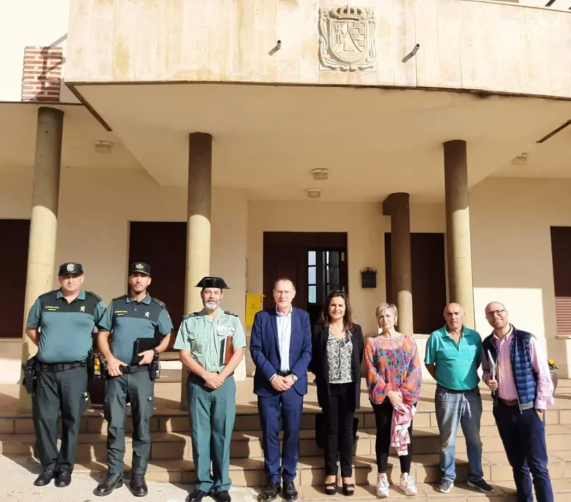 El subdelegado del Gobierno en Zamora, Ángel Blanco, junto a la alcaldesa de la localidad, Raquel Pascual Blanco, el jefe provincial de Tráfico, Alfonso Ibáñez, la jefa de la Unidad de Violencia contra la Mujer, Marisa Manso, el Teniente Coronel de la Guardia Civil, Héctor David Pulido, y efectivos de la Demarcación de Fuentesaúco