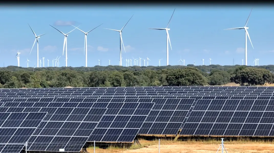2023-09.- Primera planta híbrida eólica y solar de España en CYL - Iberdrola