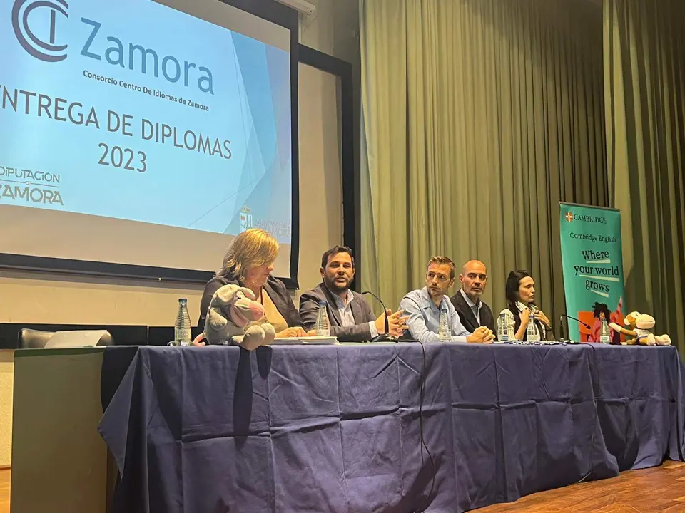Entrega diplomas a alumnos del Curso de Starters