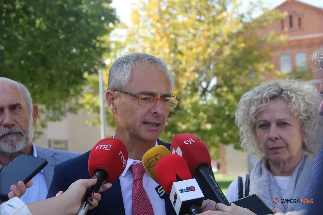 El rector de la Universidad de Salamanca, Ricardo Rivero, durante la Jornada de Bienvenida a los alumnos del Campus Viriato dentro del curso 2023/2024